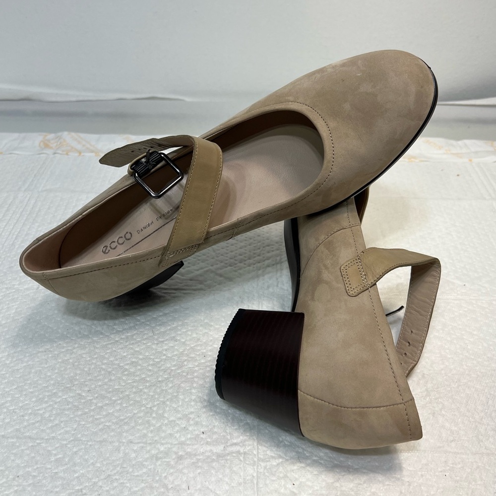 Ecco Women's Beige Mary Jane Suede Heels NWOT.